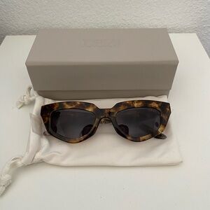 DEZI ON READ SUNGLASSES